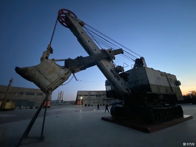 夕陽余暉下的阜新 一座工業(yè)城市的記憶與礦山、建筑設(shè)備零部件的回響